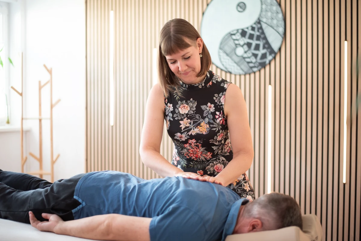 Sabine Kreth bei einer Energiemassage